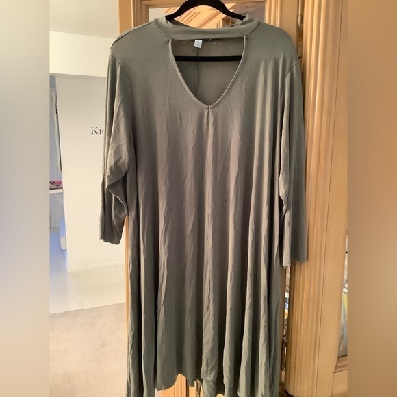 Dresses & Skirts - NICE GREEN 3/4 SLEEVE 2X DRESS WITH VNECK CUTOUT AT NECK